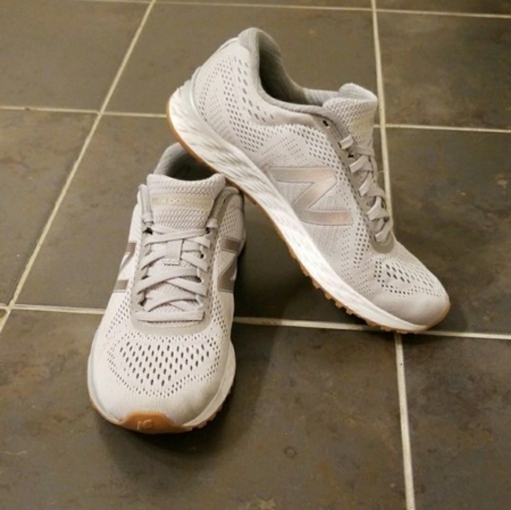 New balance tennis shoes